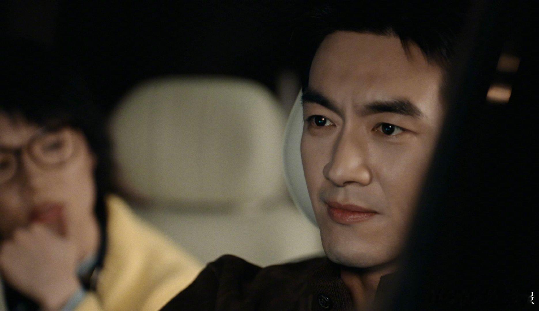 林更新眼光绝了 在最新短片里，身着棕色夹克搭黑衬衫黑裤，帅得随性又利落！面对不同