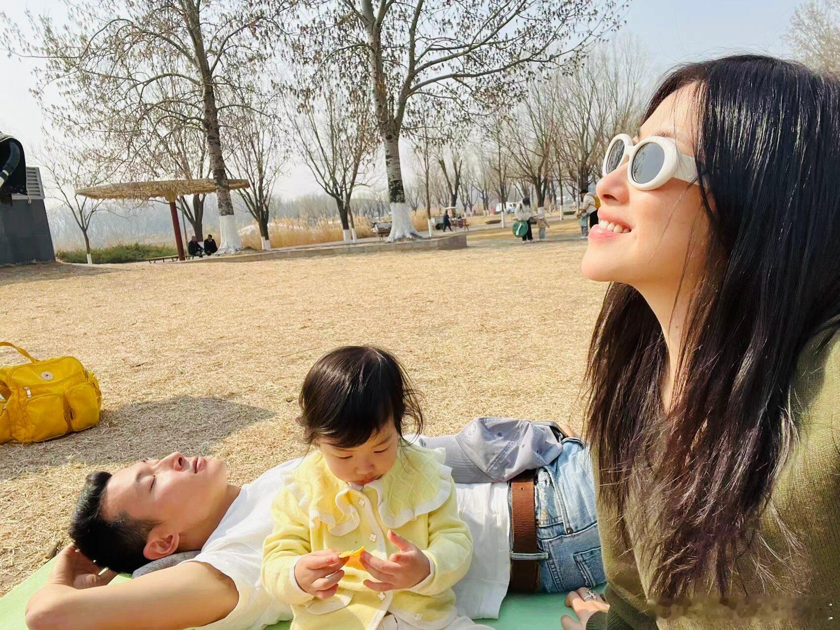 朱珠一家春游放风筝，2岁女儿越长越秀气，开始显现妈妈美貌基因 ​​​