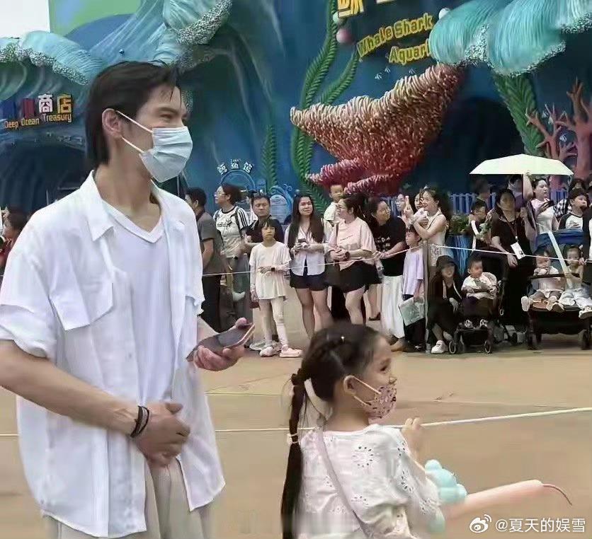 向佐一家现身珠海🐠向佐郭碧婷带长辈打卡珠海海洋王国，一家人边走边聊，氛围和谐，