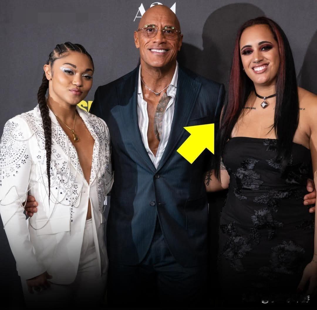 西蒙·约翰逊是好莱坞演员道恩·“岩石”·约翰逊的女儿，也是 WWE NXT 的摔