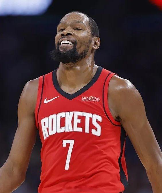 杜兰特火箭生涯总得分突破了300分（赛前276分），他是火箭队史拿下300分最快