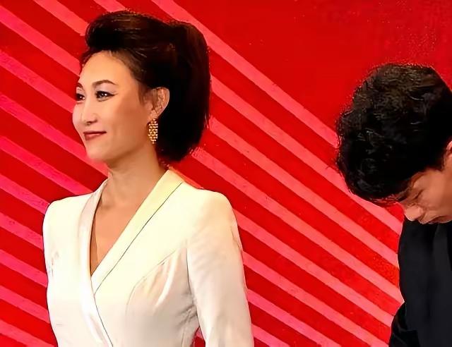 央视主持阵容迎来新一轮调整，让人感慨万千。昔日新闻门面康辉逐渐淡出台前，转身退居