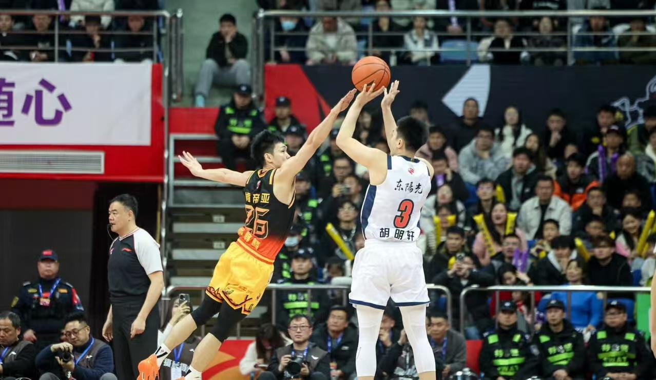 广东再遇苦主江苏，庞峥麟怎么防不知杜锋有没研究明白，再输四强难保
今晚广东队将主