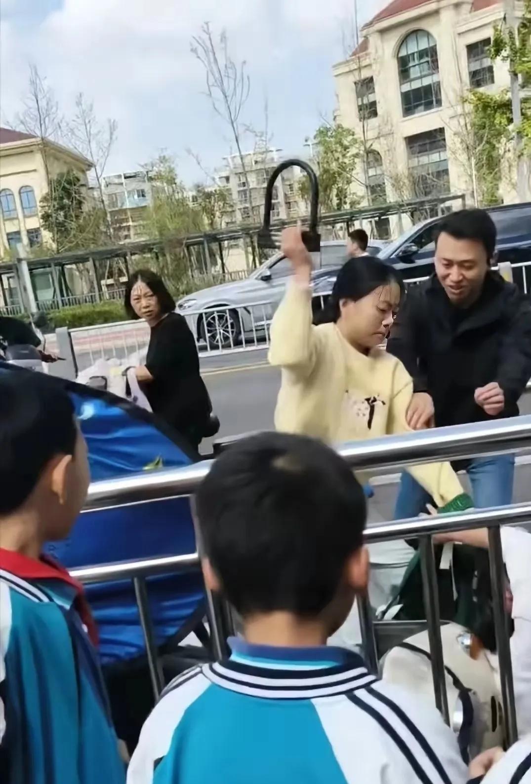 成都拿U型锁砸人事件，穿黄色上衣的宝妈后悔莫及！早知道是这样，她当初就不应该用这