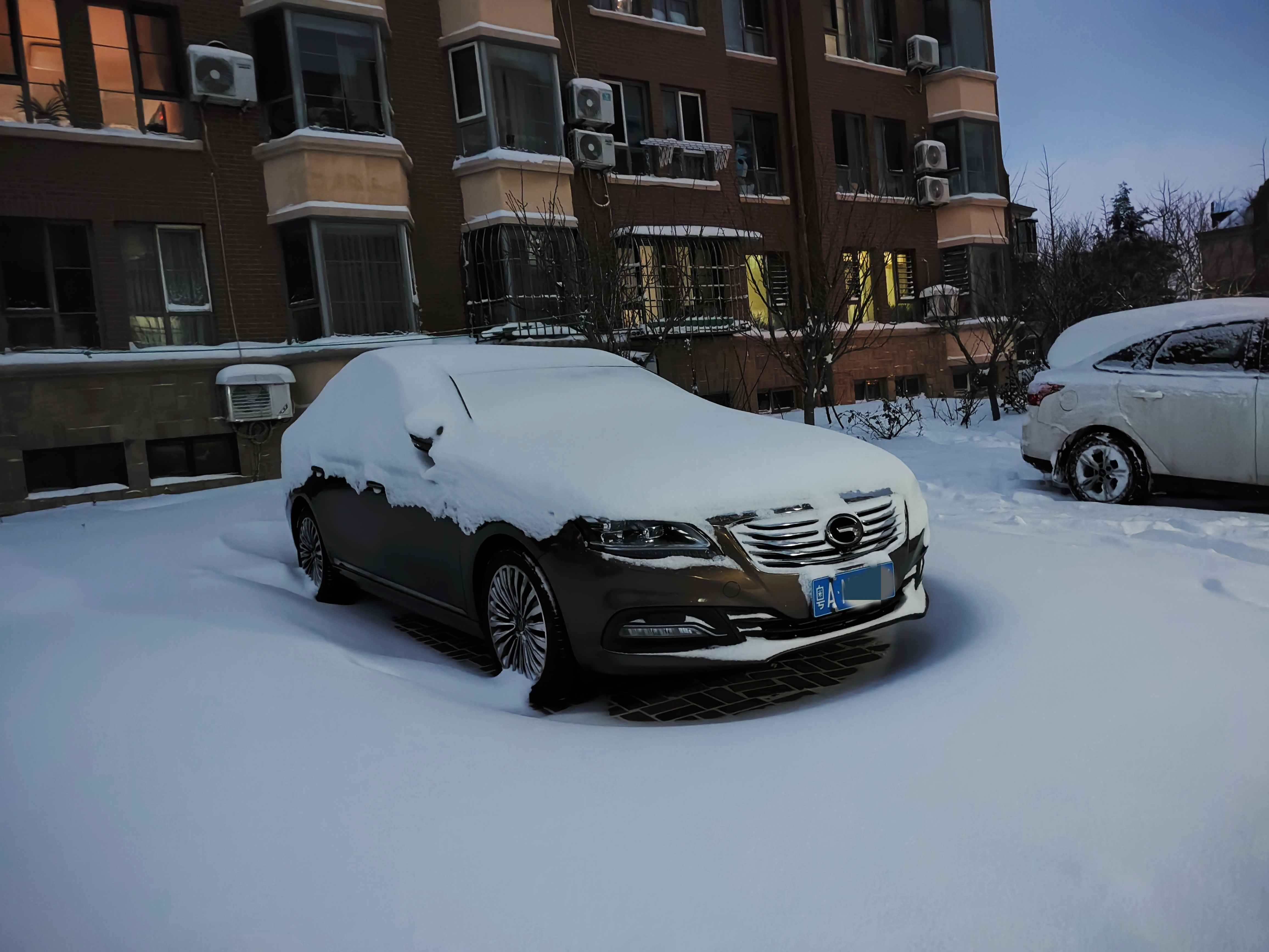 跨雪山，来给我的老火鸡充充电。没错，是充电。冬天经常亏电打不着火，接近十天没用车