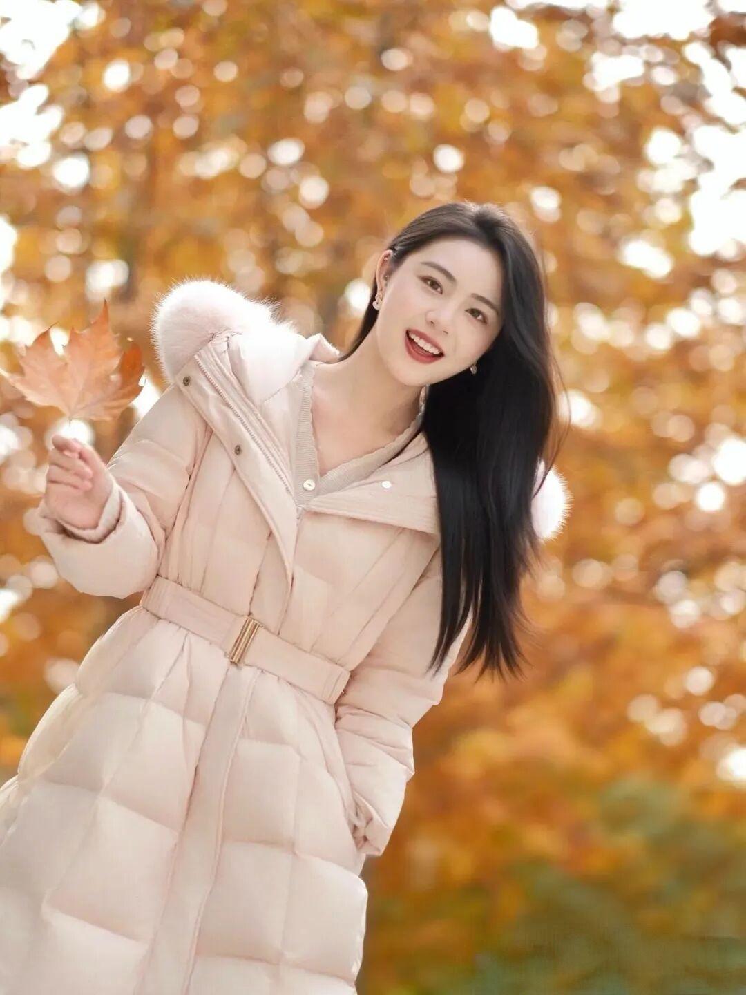 色彩搭配 、 材质选择 和 设计元素 等方面：

- 色彩搭配方面 ：落叶的色彩