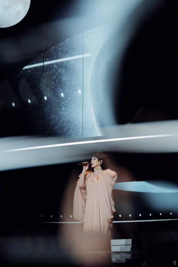 林忆莲早就唱了爱你老己 林忆莲跨年夜唱《至少还有你》，那细腻嗓音太有穿透力，原来