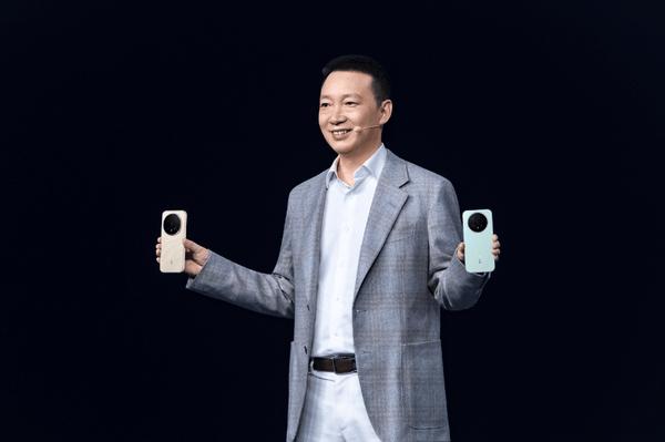 行业收缩，荣耀 Magic V6 发布会变 “杂技秀”：产品经理吊在 4 毫米折