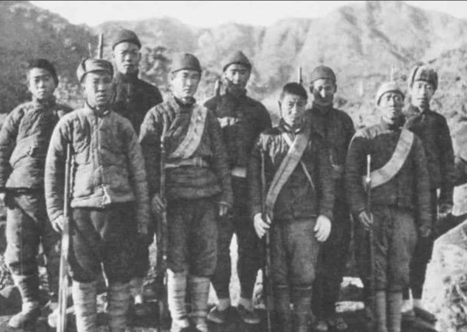 1950年，四野大军遇上一群打着赤脚的"乞丐"，正要驱赶，对方亮出红军军装：我们