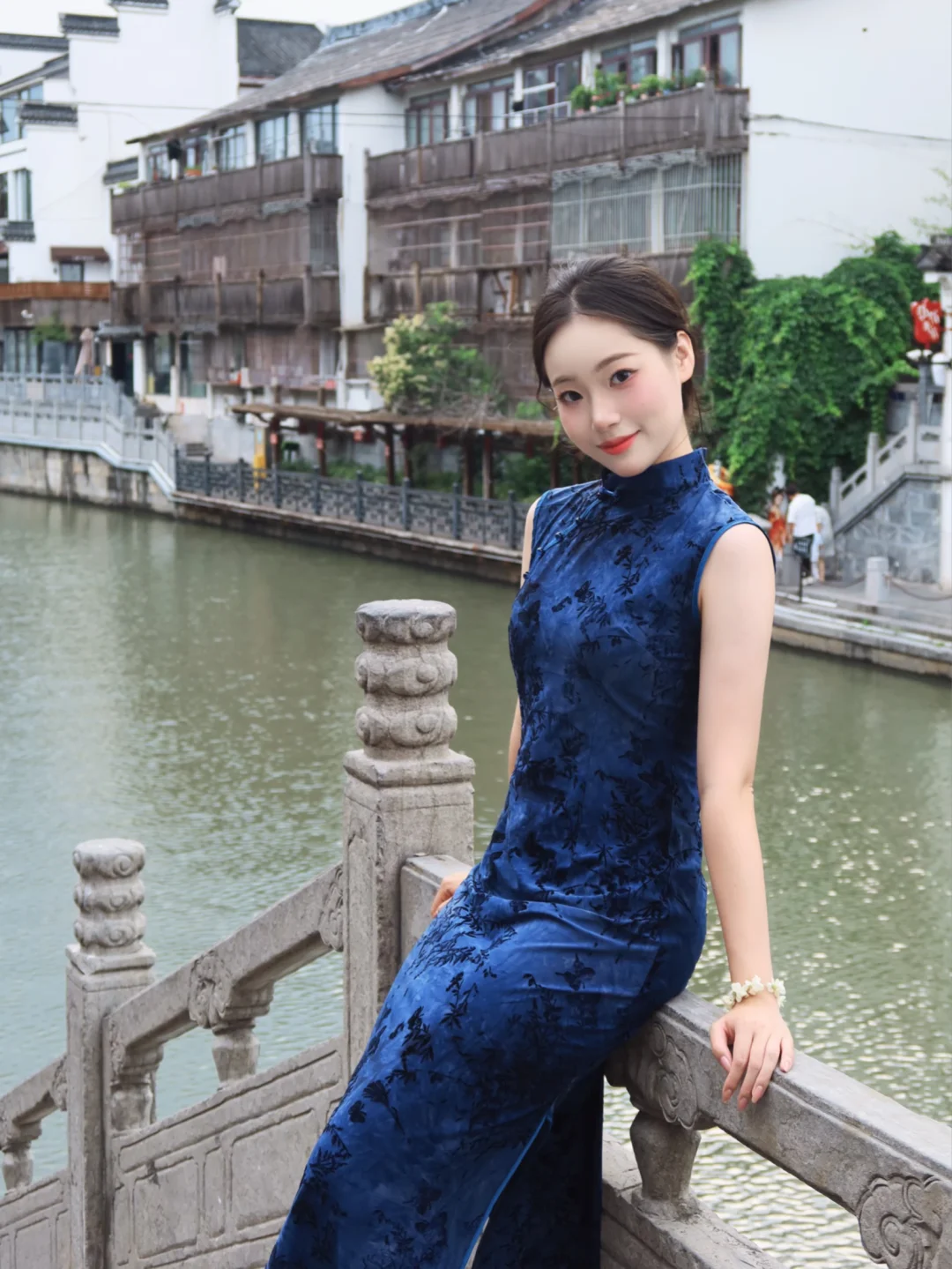 秦淮河畔最适合穿蓝色旗袍之人降临…🫐