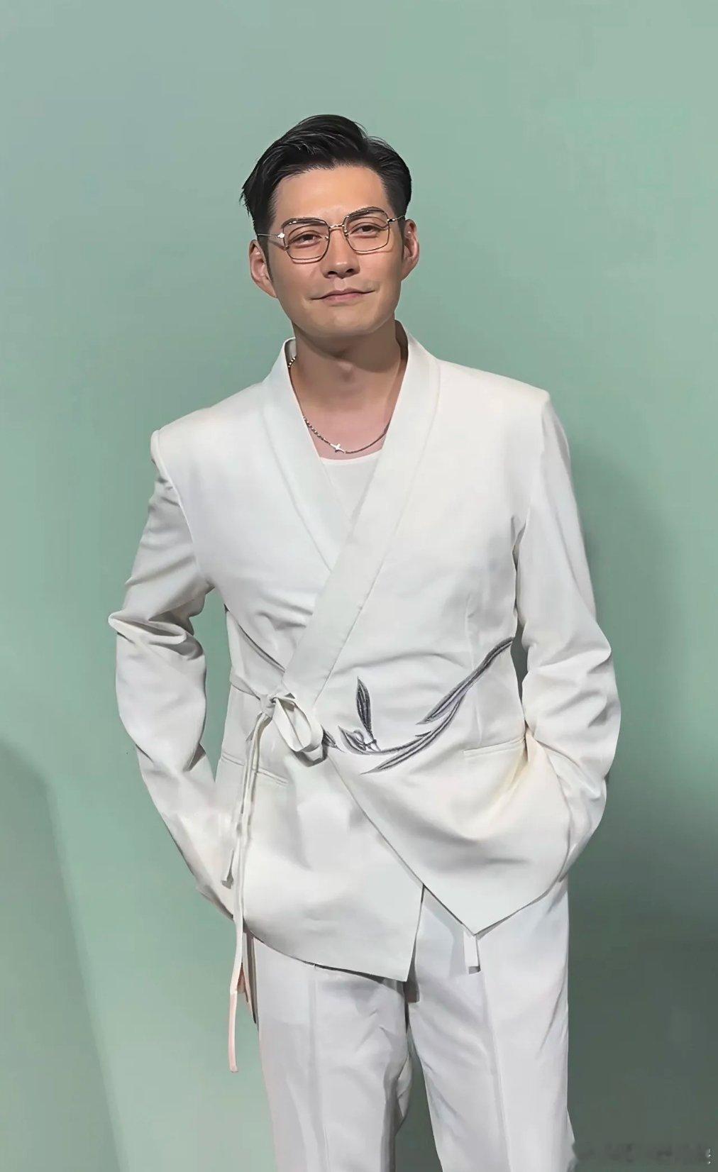 严屹宽：每个人都有烦恼，我也不例外，我的烦恼就是太招女孩子喜欢了。记得我上大学的