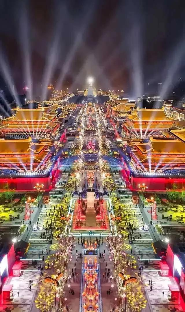 图一展现的大唐不夜城，是现代中国西安精心打造的一处文化商业街区，致力于再现盛唐时