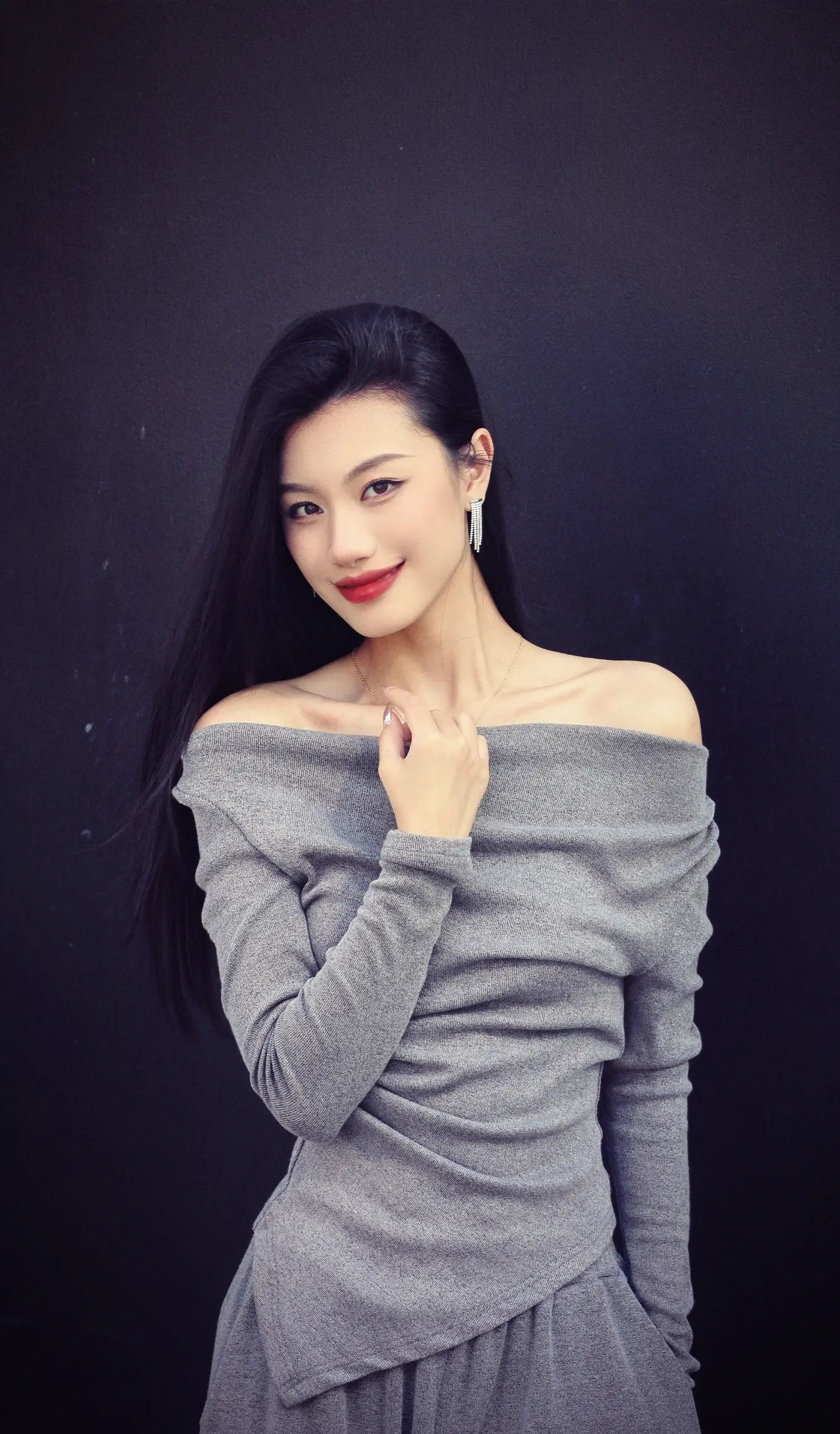 明艳的女人欲望写尽，微微皱眉也是调情。