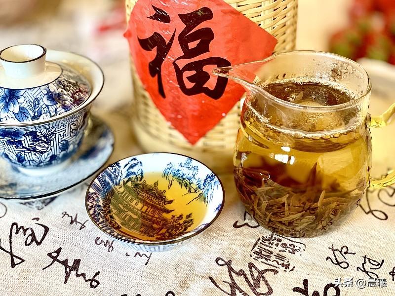 看到“清茶一杯谈天下”这个上联，瞬间感觉意境好悠远。我来对个下联“浊酒几盏论古今