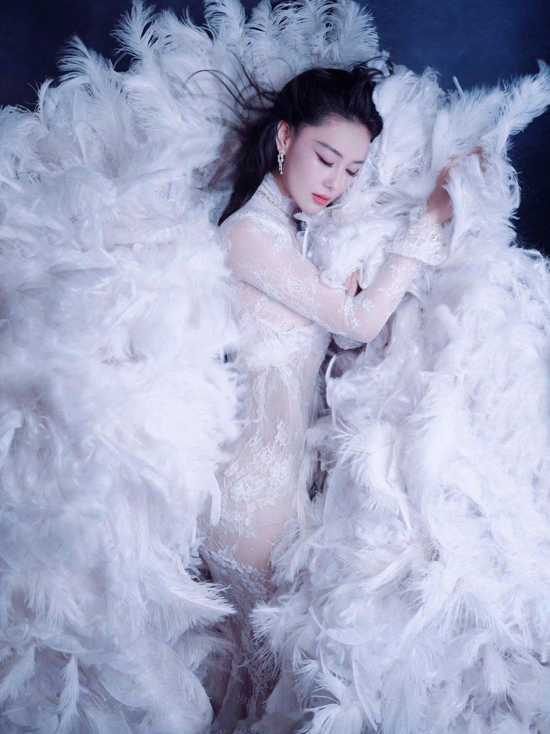 张馨予驯服25斤礼服 🌺🌹25斤重礼服压身？没事，这姐有的就是力气！别惊讶这