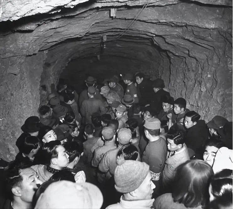 1937年南京城破时，日军发现一个防空洞，当即架起机枪对着里面扫射。枪声停下时，