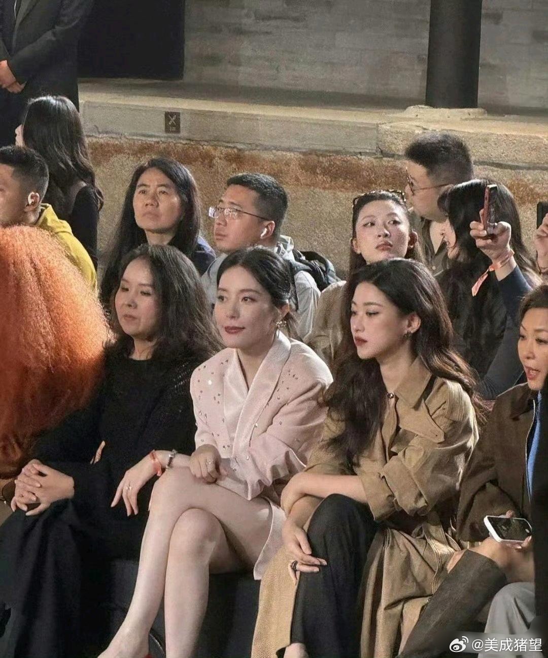 蔚来老板娘长得太白了，坐在人群里也很突出。 