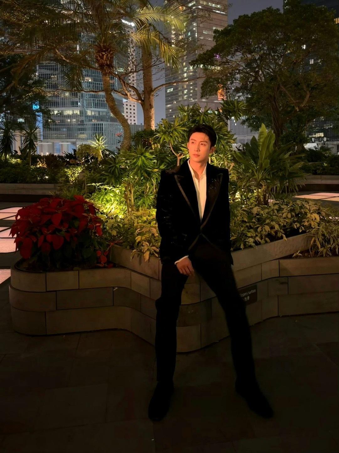 黄景瑜肩宽腿长一屏放不下 我说黄景瑜是天生的老公身材谁反对，宽肩窄腰大长腿样样俱