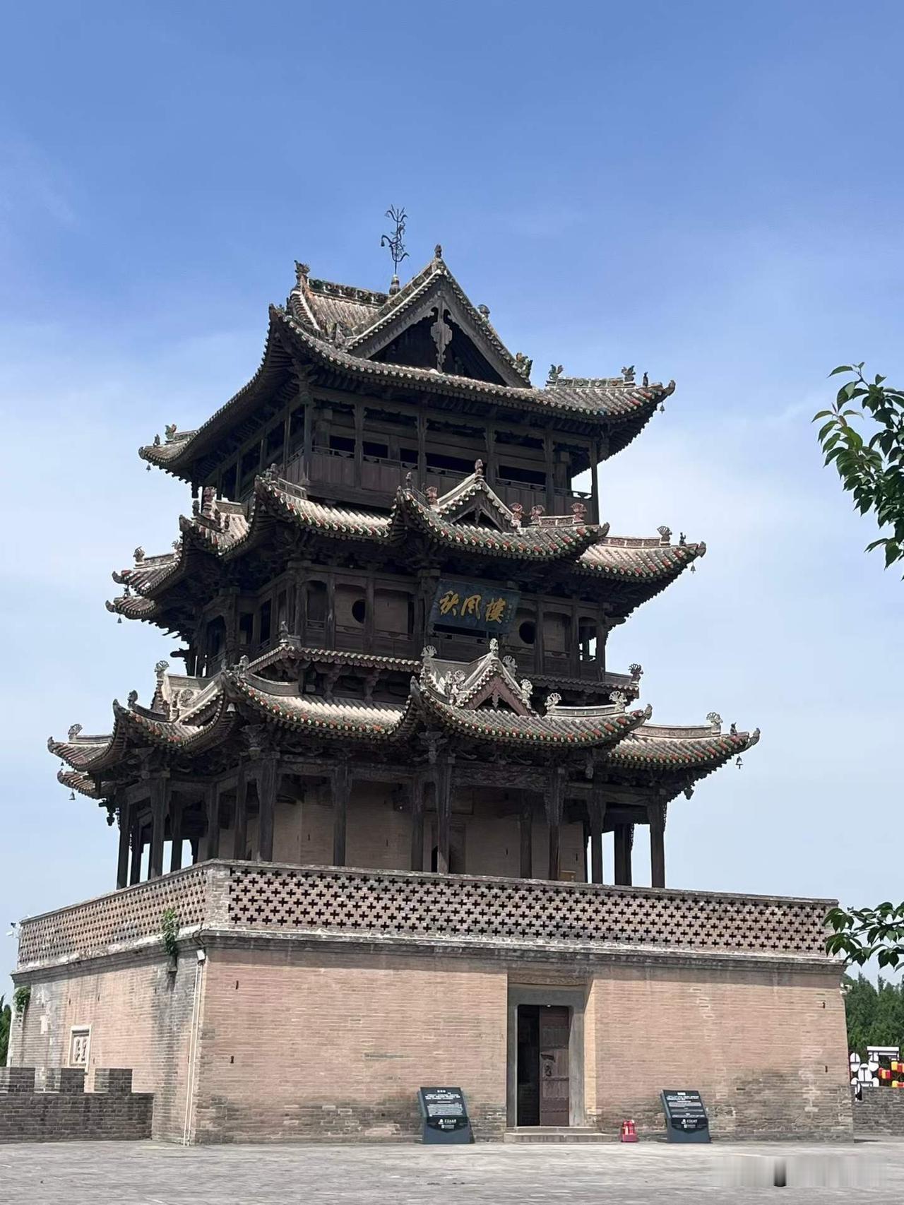 后土祠之秋风楼：楼高32.6米，共分三层，砖木结构，十字歇山顶设计。汉武帝刘彻一