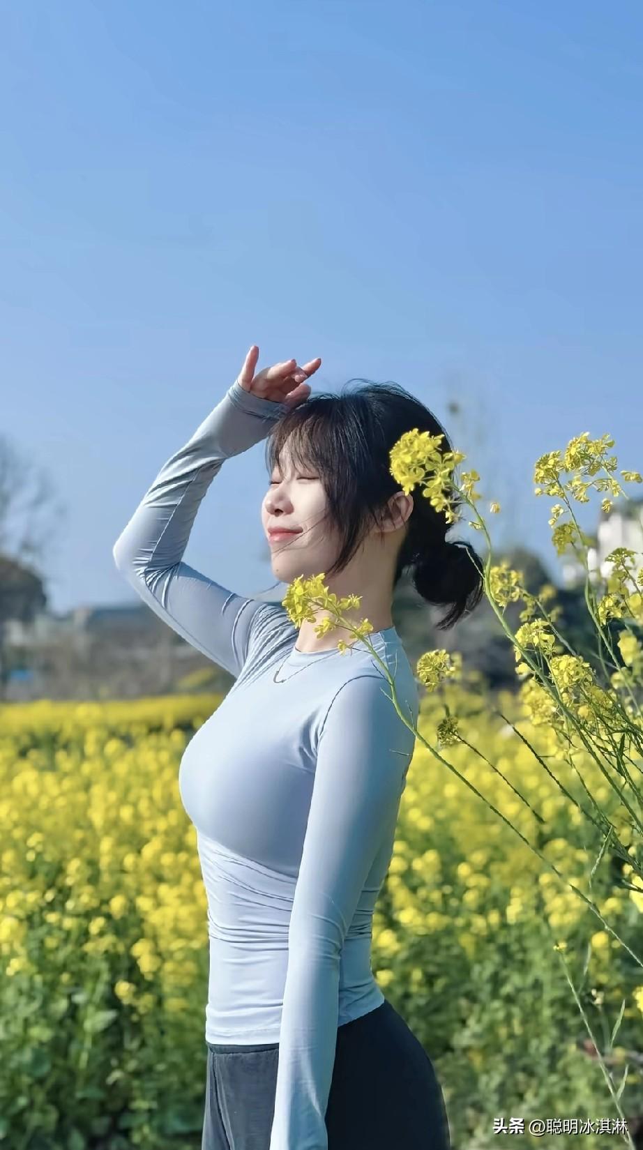 阳光明媚的春日，花海中的少女，享受着自然的美好。