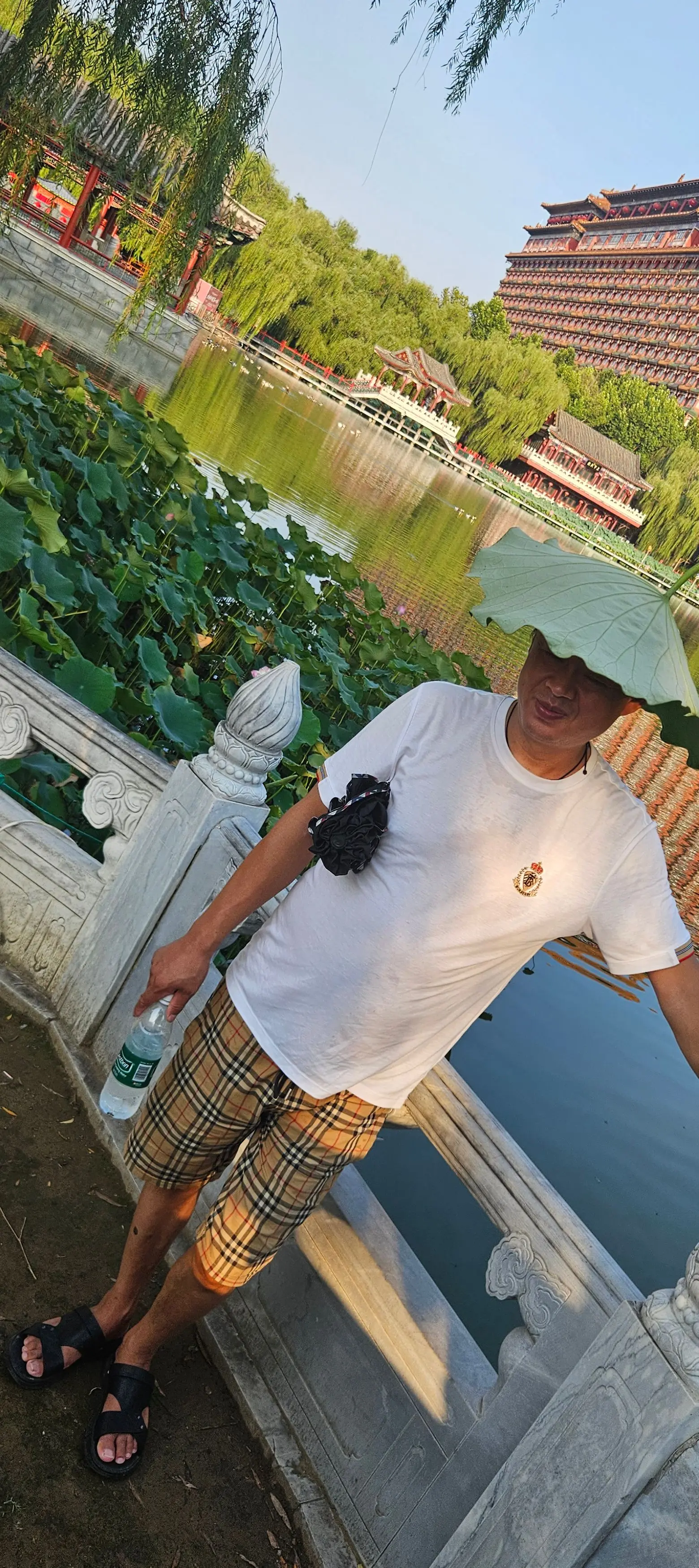 弟弟开心的样子