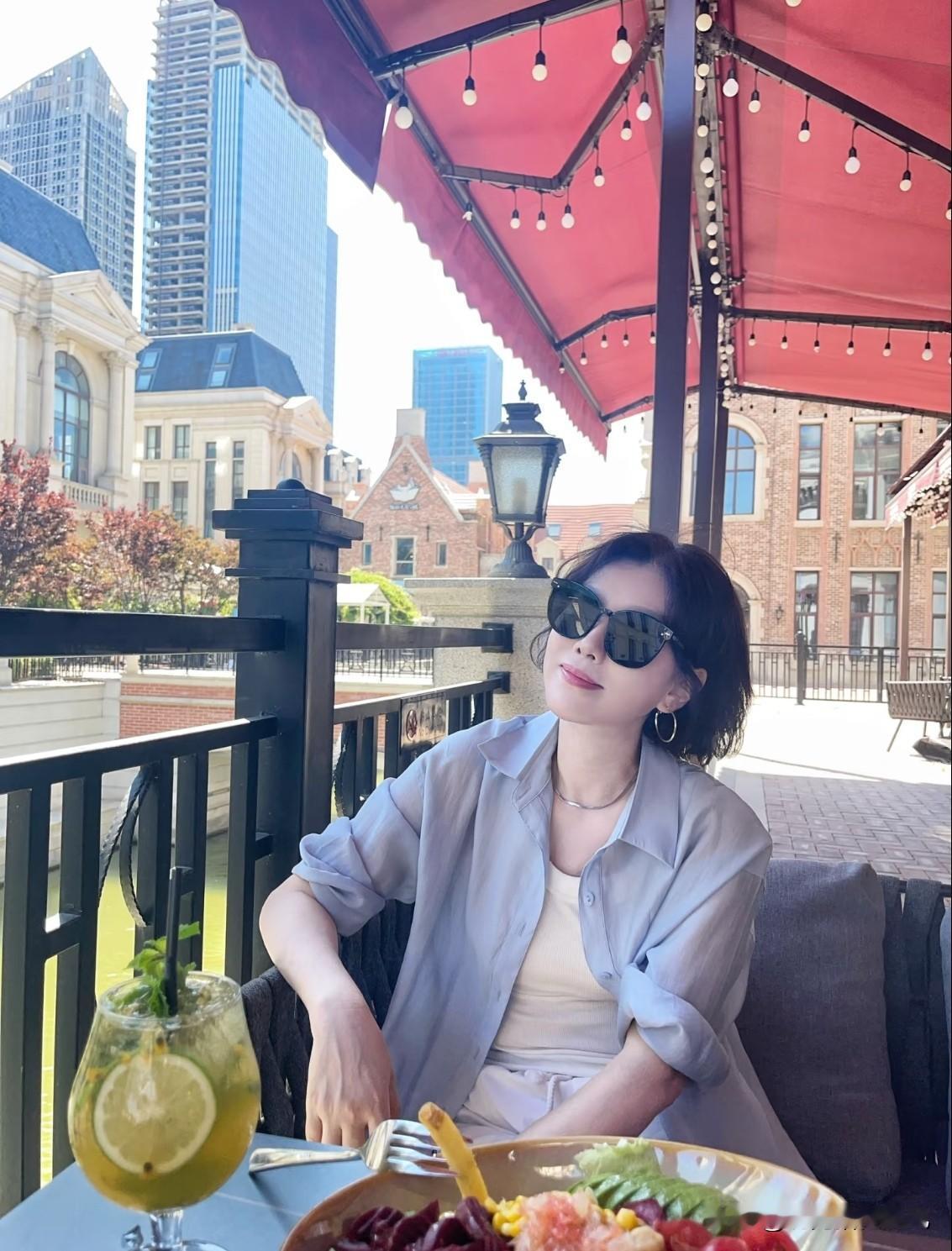 当然要！别觉得年纪大了就不用捯饬。打扮不是为了取悦别人，是给自己长面子。人到中年