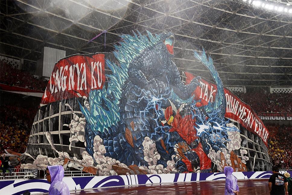 昨晚世预赛印尼VS日本主场拉起的tifo，红色小人是印尼本土的卡通超级英雄冈达拉