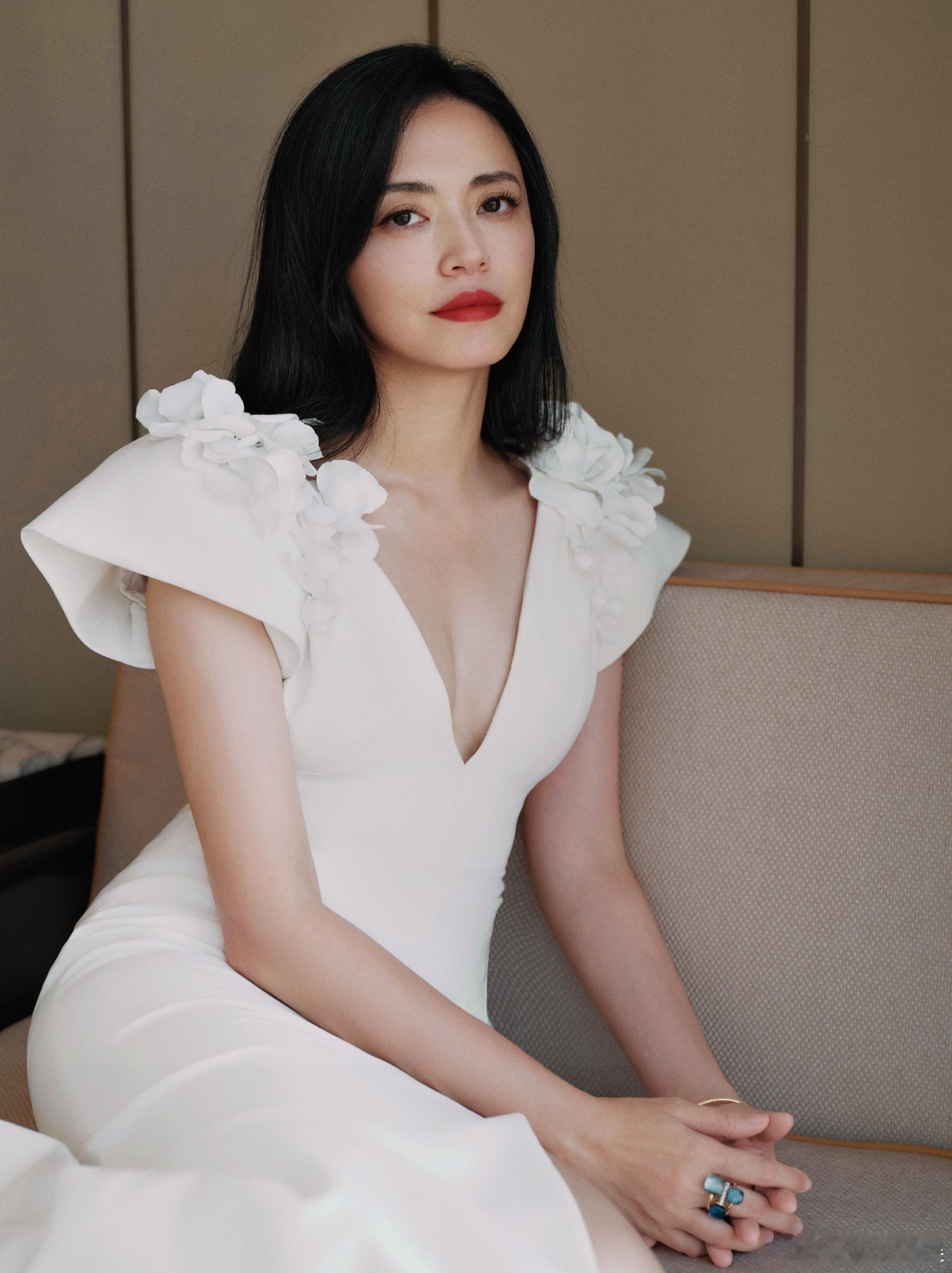 #姚晨腰身比# 姚晨用她那令人羡慕的腰身比，书写着时尚的传奇。每一次的出现，都仿