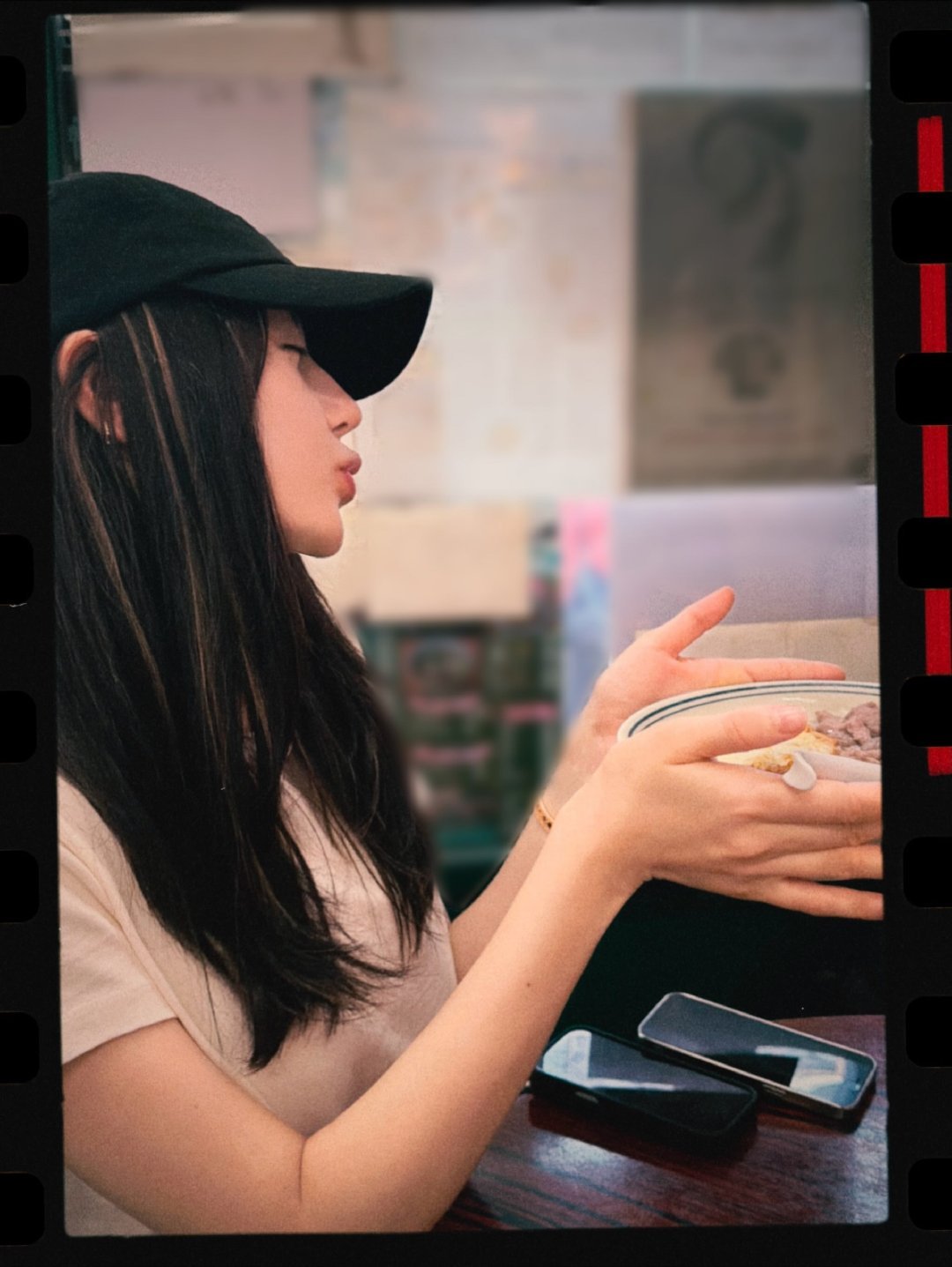 迪丽热巴香港三宫格迪丽热巴香港三宫格🈶～这素颜状态也太好了吧！！！一身休闲装就