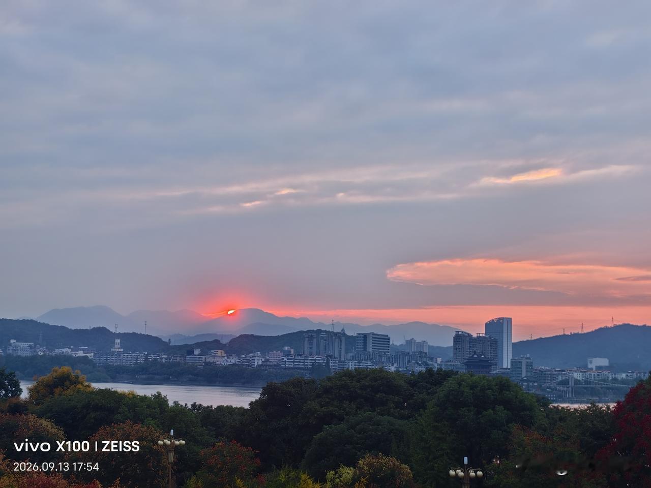 秋日落日余晖