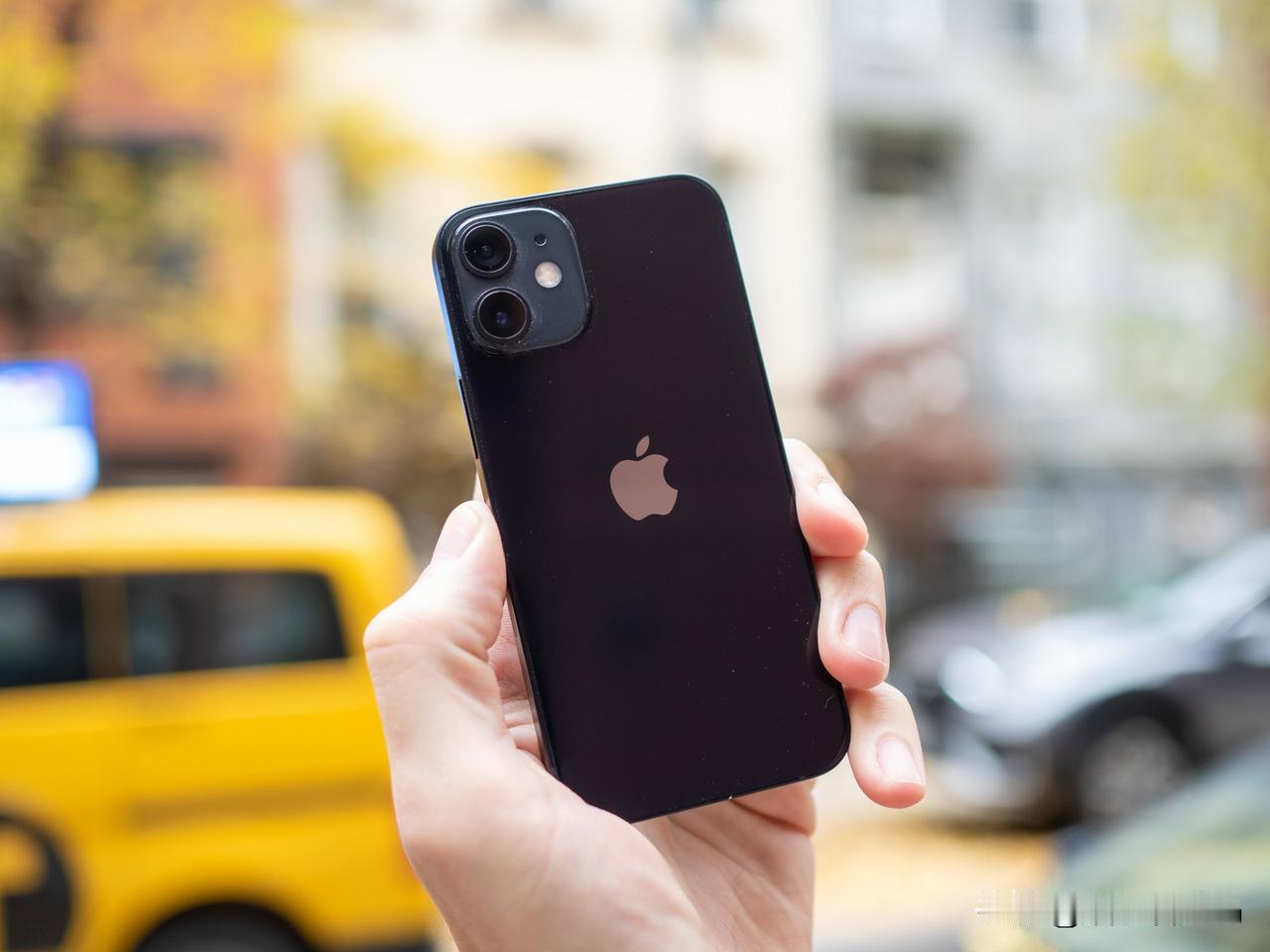 最近又有iPhone SE 4的渲染图曝光，不过可信度并不高。因为SE系列从来没