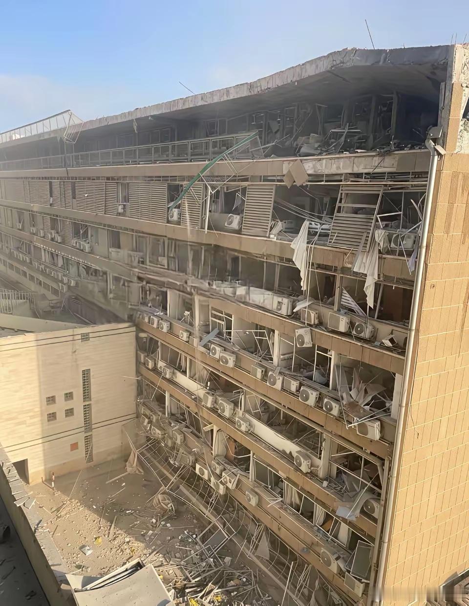 在伊朗导弹袭击下受损的以色列南部贝尔谢巴的Soroka医院，据说医院旁边是以色列