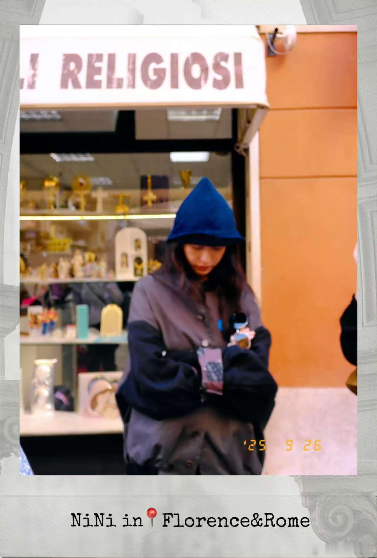 倪妮一朵蓝色蘑菇倪妮一朵蓝色蘑菇喜欢晒晒太阳倪妮一朵蓝色蘑菇，晒晒太阳，[爱你]