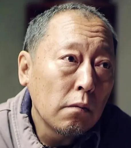  傻柱的父亲何大清的扮演者倪大红，1960年4月18日出生于黑龙江省哈尔滨市，毕