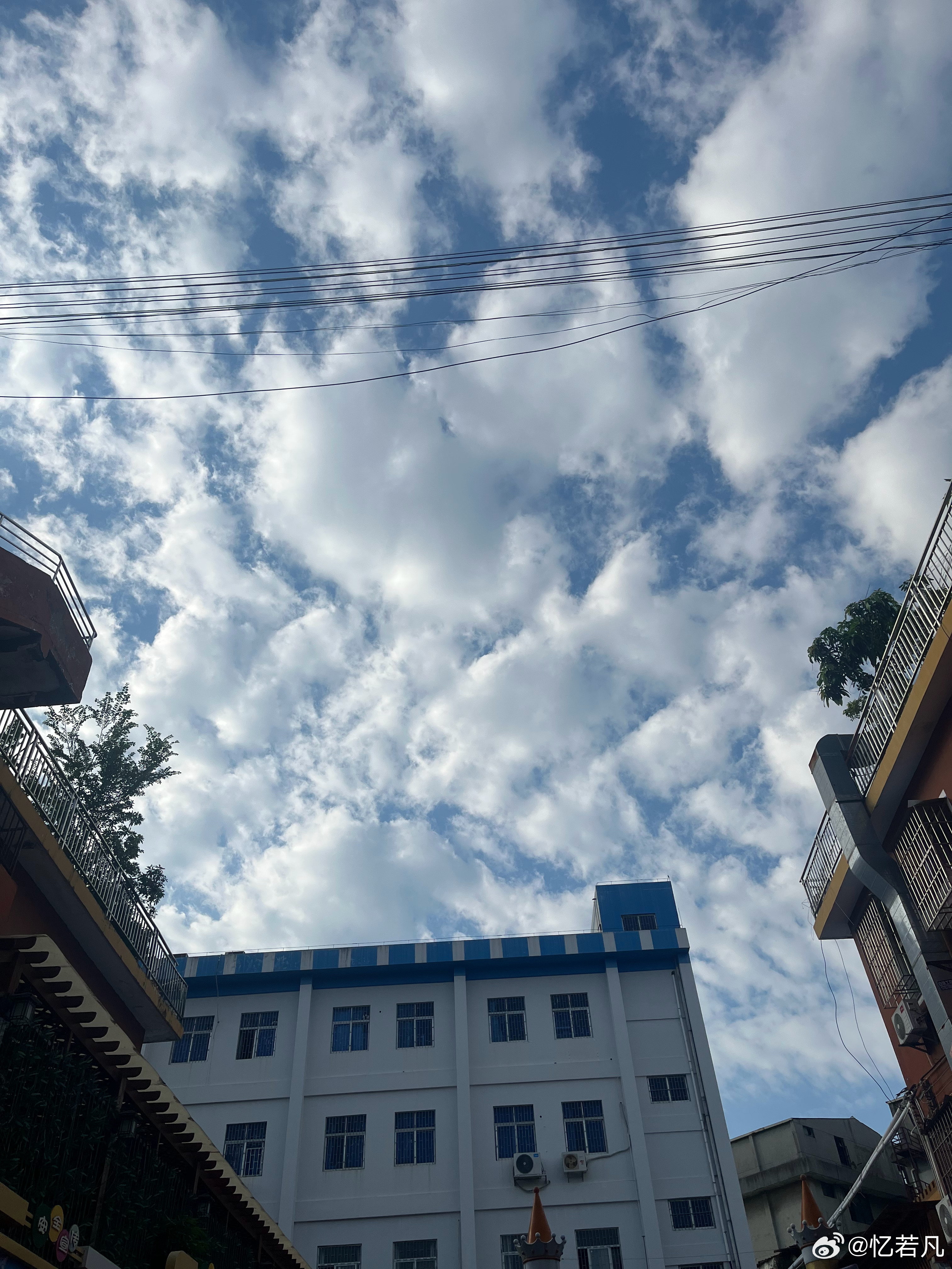 王嘉尔说巴黎好鬼热啊广东真的是古人流放严选地，前阵子龙舟水，下了一个月的雨，现在