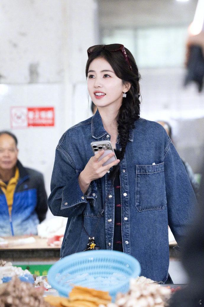 白鹿被安排的明明白白围裙一穿谁也不爱，白鹿打工魂上线！亲爱的客栈白鹿亲爱的客栈开