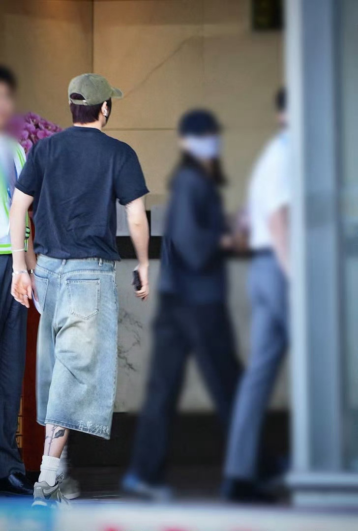 我哥咋这么性感 漂亮的骨架子 这身材辣辣的 好白