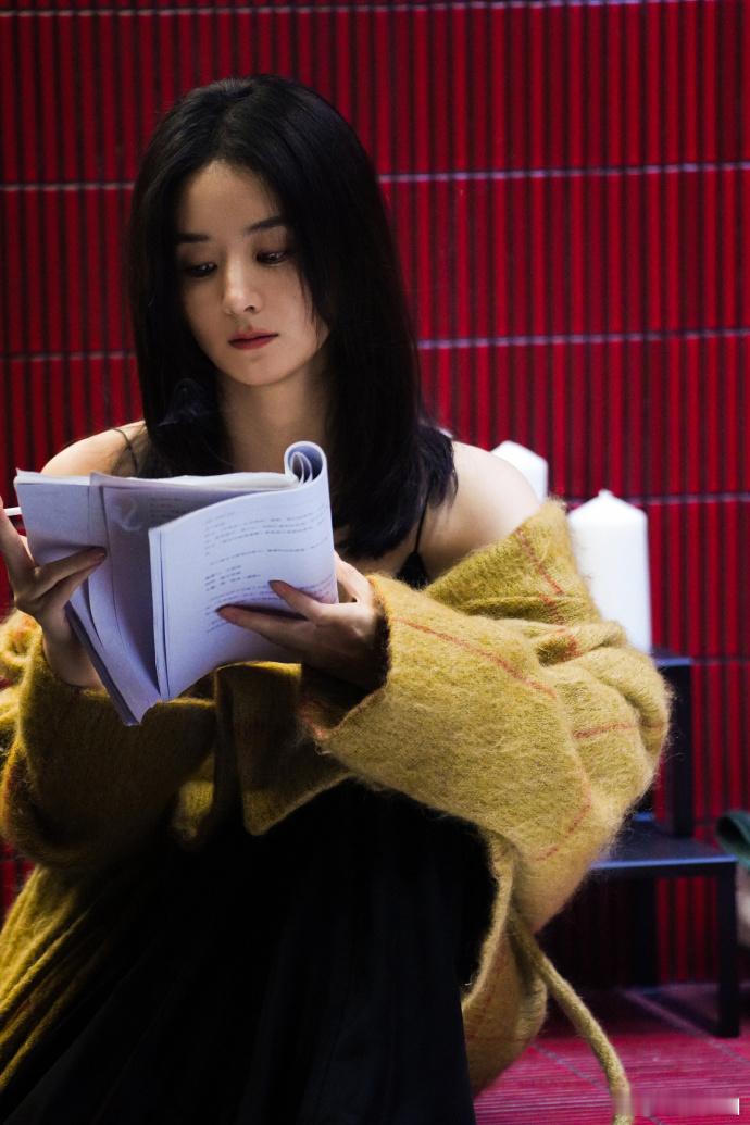 #赵丽颖乔妍看剧本##赵丽颖姜黄开衫看剧本#在那姜黄开衫的映衬下，赵丽颖专心看乔