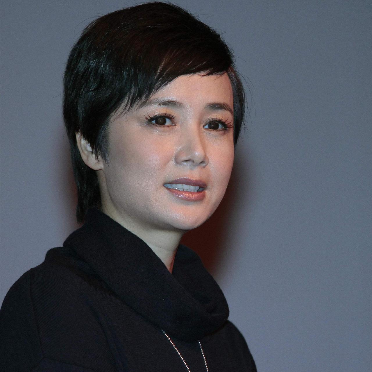 演员，蒋雯丽说，我们那个年代，上班都比较早，我十六七岁，就到供水公司上班了，我从