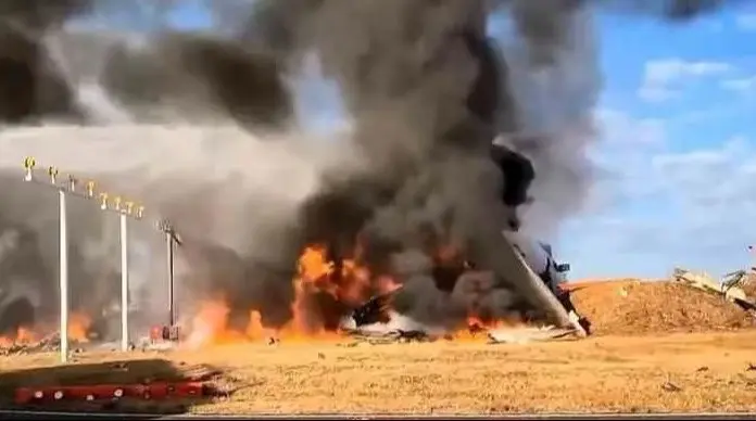 突发！韩国务安机场一架飞机发生坠落，事故现场至少23人伤亡