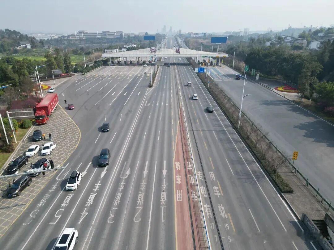 这应该是重庆最长最直的一条主干道了吧？

看到网友分享了一组重庆最美公路的照片，