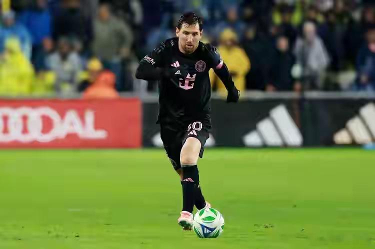 梅西哪怕10个金球3个世界杯也不是球王，为何C罗却是？1、俗话说踢出来的C罗，评