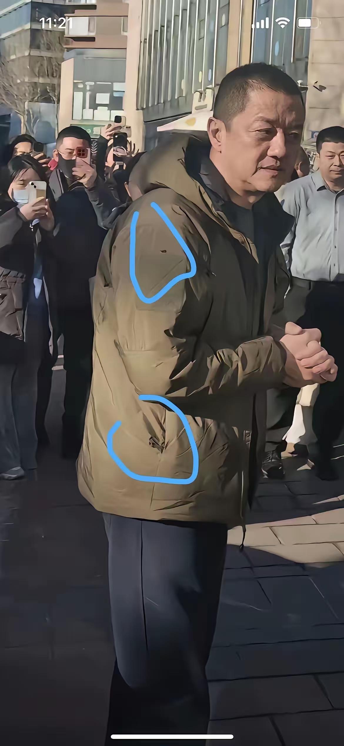 这衣服这两天火了！说真的，我以前真的不喜欢这个人，总觉得他有点装，这件事后，我非