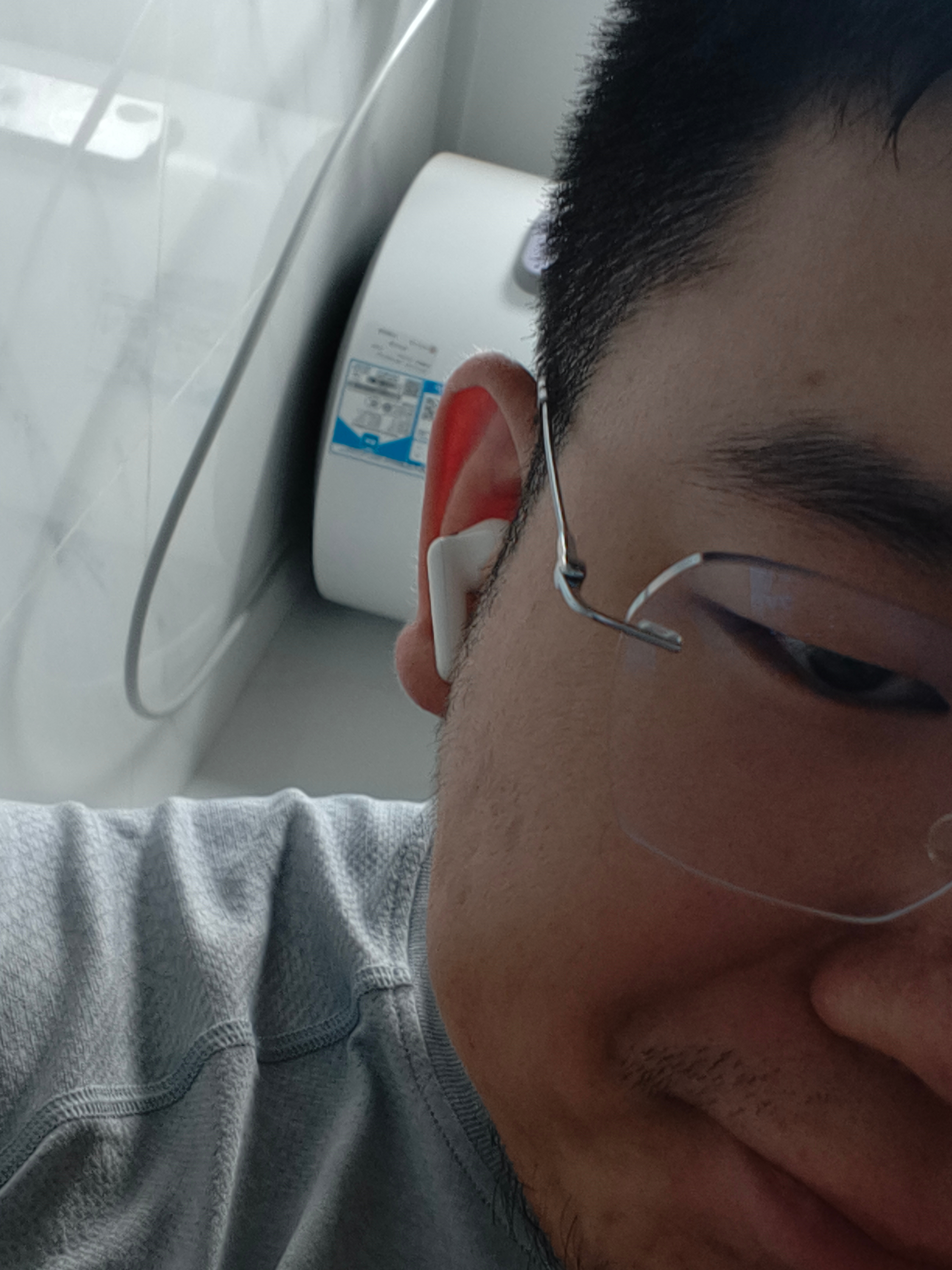 前几天晚上十二点赶完论文回宿舍，坐在马桶上实在是焦虑得不行。看着这个卫生间脏脏的