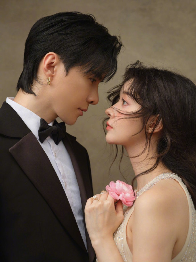 唐禹哲苏小轩婚纱照 OMG！唐禹哲婚纱照配文"从第一眼看到对方就没有分开过"，这