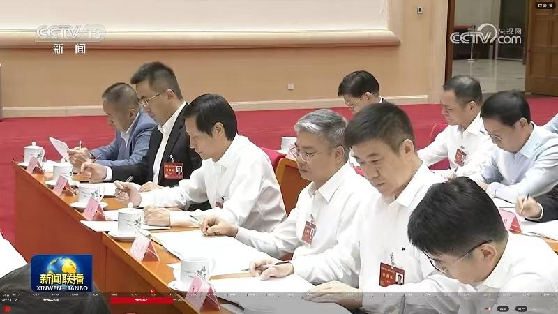 又双叒叕的登上电视，这位“数码博主”的排面真大，几个镜头都能看到雷军的身影，这次