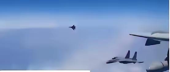 美国飞行员发现一个百思不得其解的怪现象每次中国战机伴飞，既不是歼16、也不是歼2