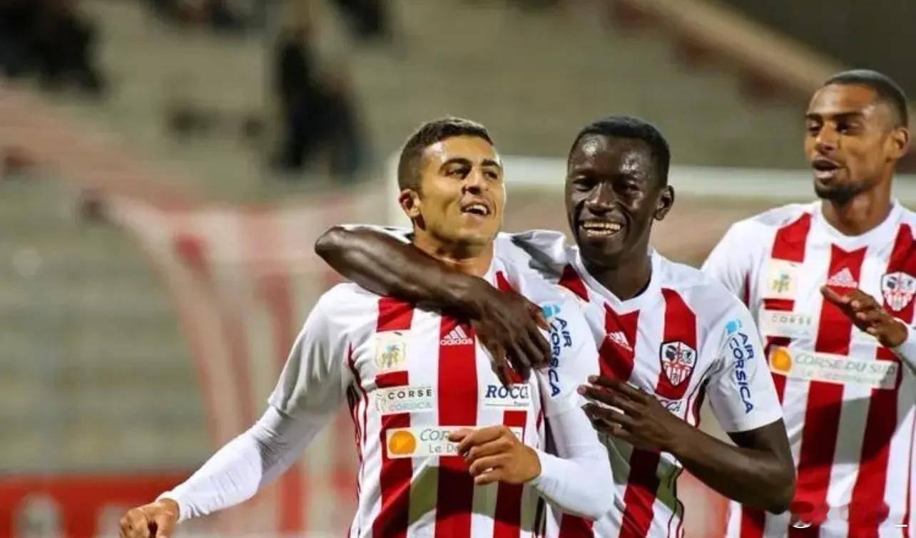 024 非洲杯 埃及VS南非埃及小组赛首轮凭借萨拉赫的决赛艰难逆转拿下胜利，而效