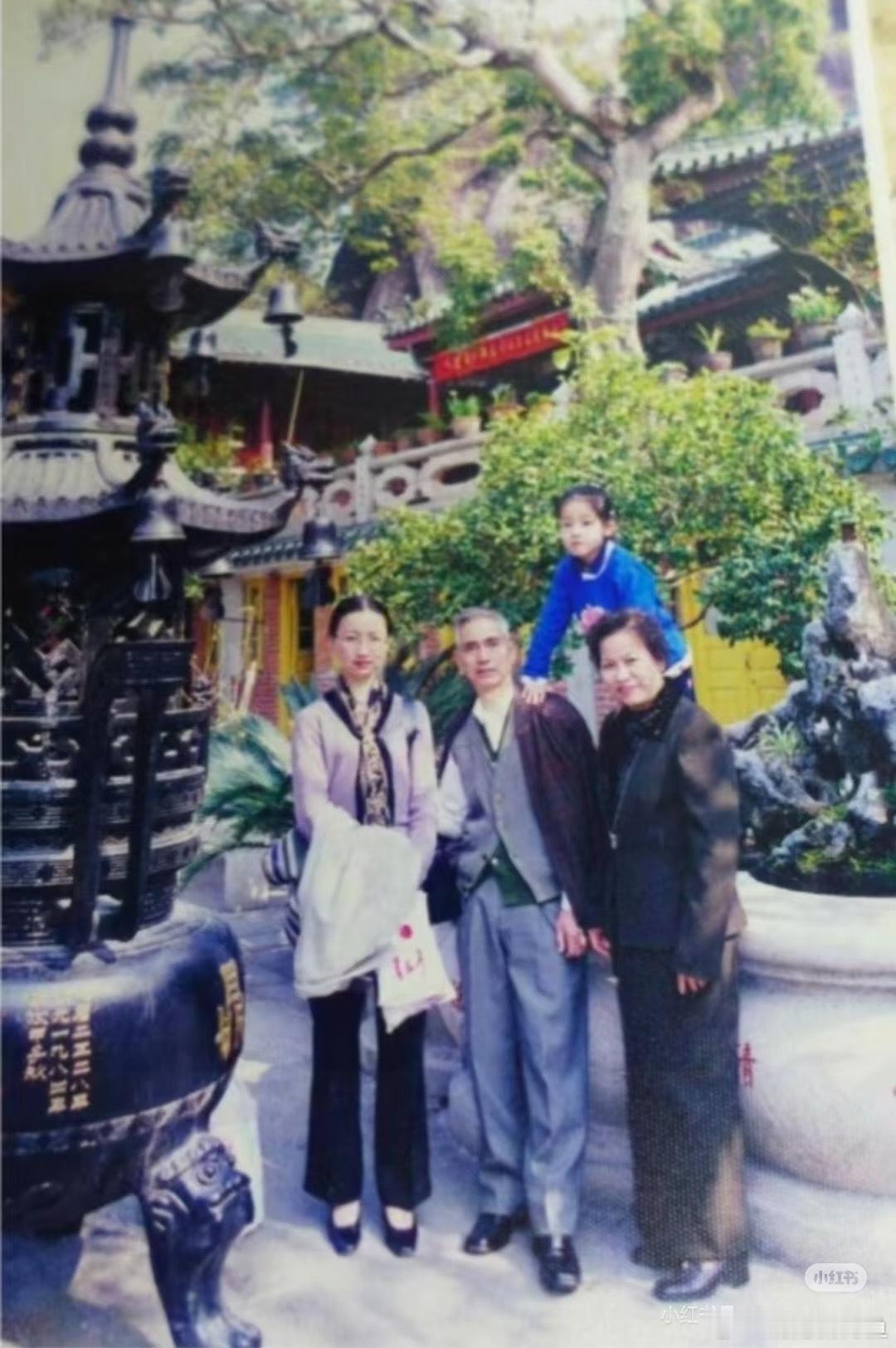 论颜控的好处，找对象至少得一样好啊，颜值身材有概率遗传的，看看陈都灵的外公，她妈