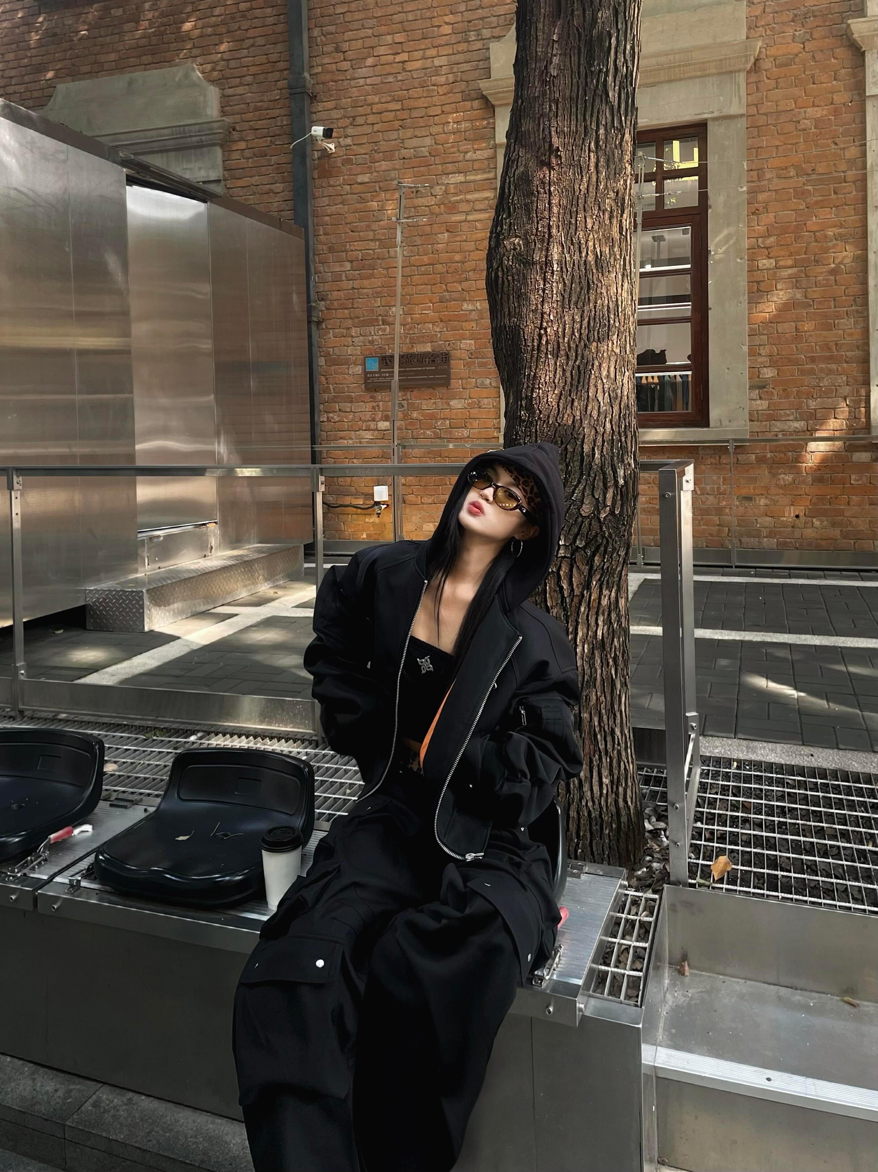 我可从来不是那种随便穿穿的人哈，不帅的衣服，那是想都别想让我穿上身！今天一套黑色